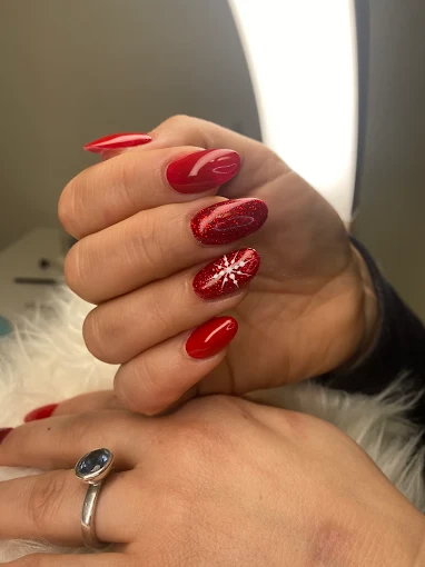 Nageldesign – rote Glitzer-Nägel bei Polka Beauty Hameln