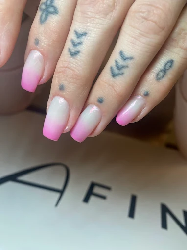Maniküre – rosa Ombré-Nägel bei Polka Beauty Hameln