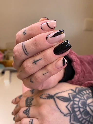 Nageldesign – dunkle Maniküre bei Polka Beauty Hameln