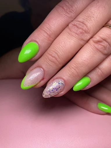 Nageldesign – Glitzer-Nägel bei Polka Beauty Hameln